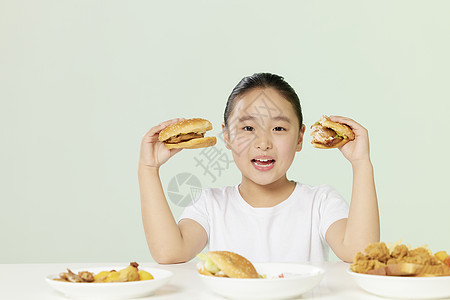 小女孩开心吃汉堡图片