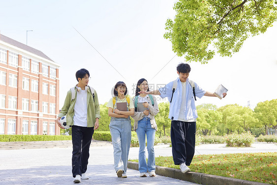 行走在校园里的青春大学生图片