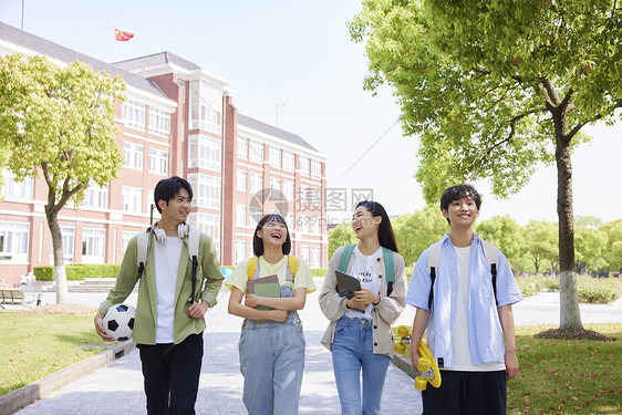 校园里开心大笑的大学生们图片