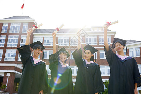 大学生高举毕业证书图片