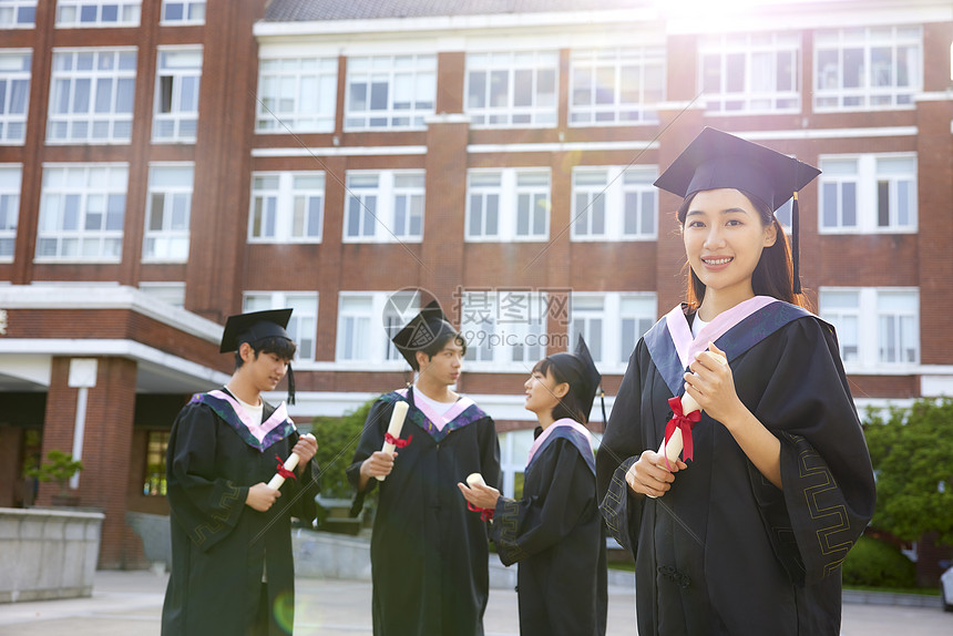 青年大学生毕业形象图片