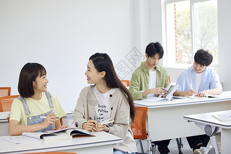 课堂里大学生学习讨论图片