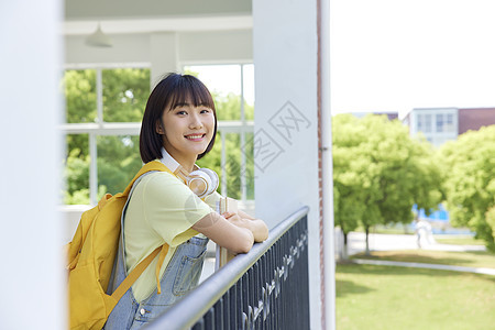 校园年轻女大学生形象图片