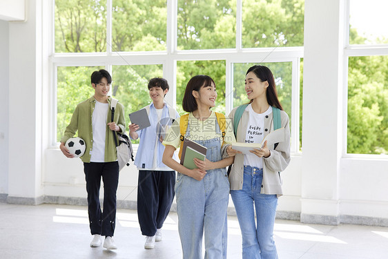 校园里行走的大学生图片