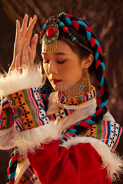 祈祷的藏族女性图片