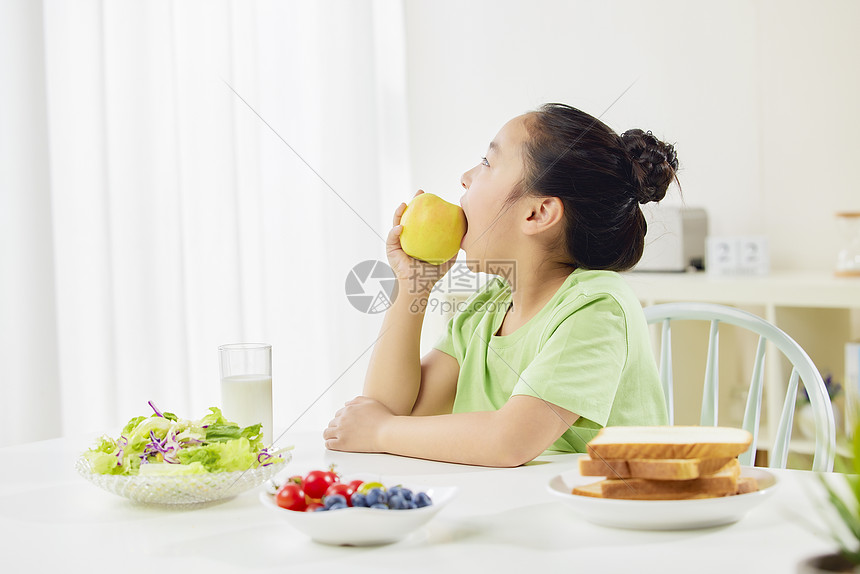 小女孩健康饮食概念图片