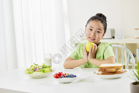 小女孩吃健康营养早餐高清图片