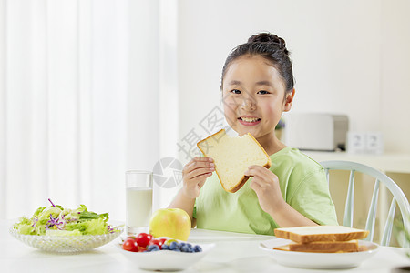 儿童吃早餐面包图片