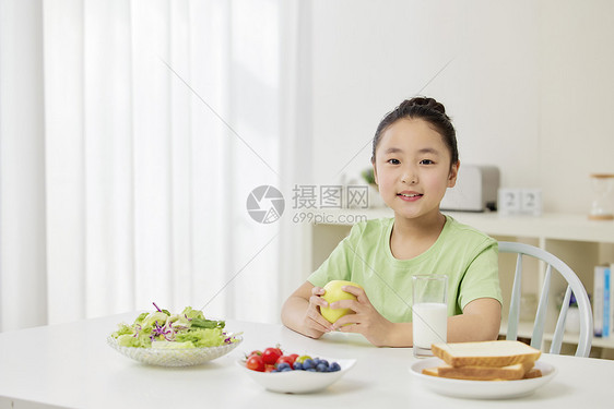 小女孩健康早餐饮食图片