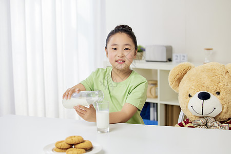 小女孩喝牛奶形象图片