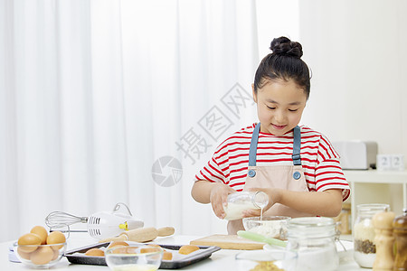 做点心小女孩居家学习烘焙背景