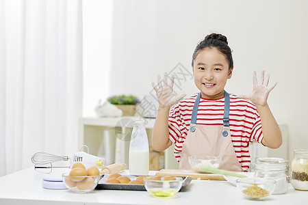 小女孩居家制作面包图片