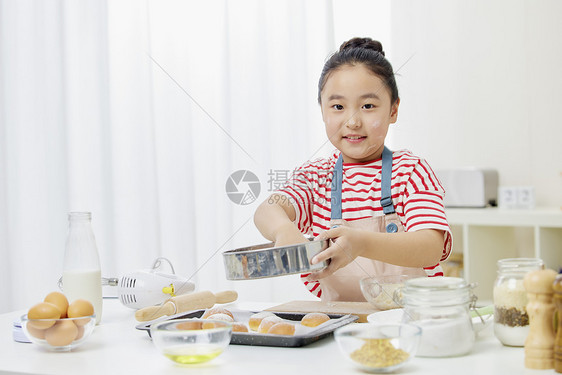 小女孩居家开心制作面包图片