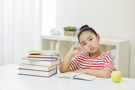 小女孩学习思考疑惑背景图片