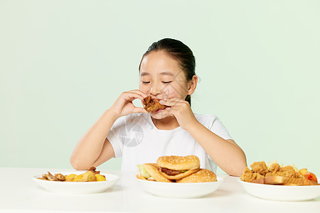 微胖小女孩吃高卡路里食品图片