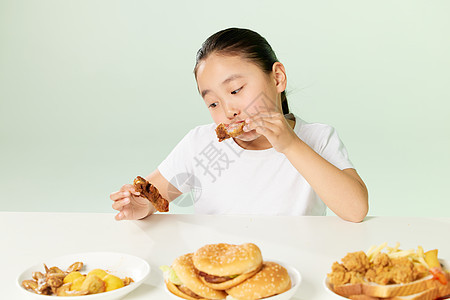 小女孩暴饮暴食图片