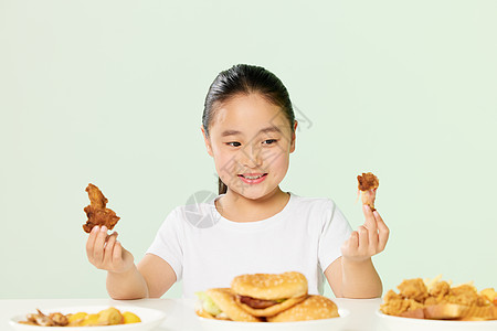 微胖小女孩吃高卡路里食品图片