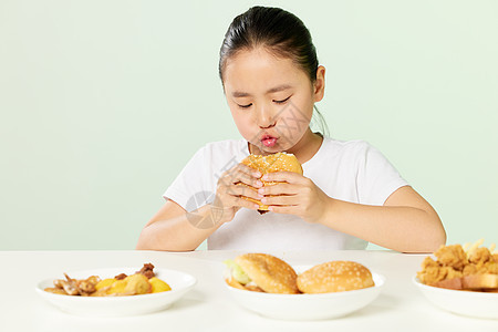 小女孩吃高热量食品图片
