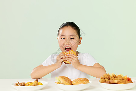 微胖小女孩大口吃汉堡图片