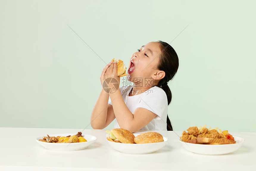 小女孩暴饮暴食吃汉堡图片