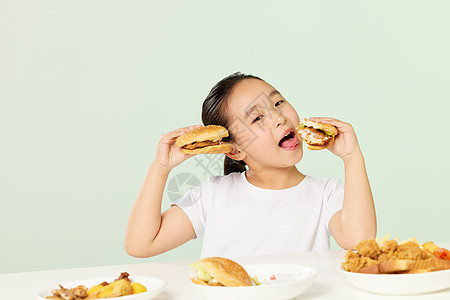 小女孩暴饮暴食图片