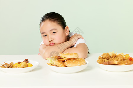 小女孩拒绝高热量食品图片