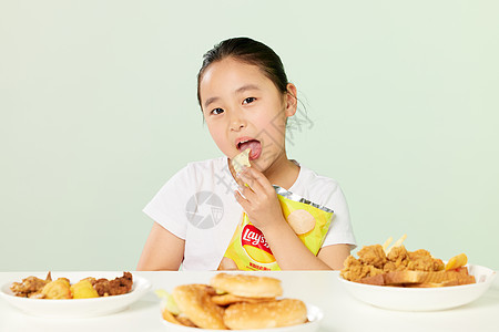 小女孩吃垃圾食品图片