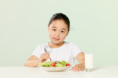 儿童健康饮食喝牛奶图片