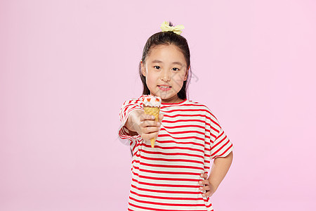 小女孩展示冰淇淋背景图片