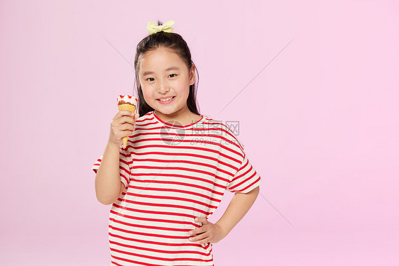 小女孩拿着冰淇淋展示图片
