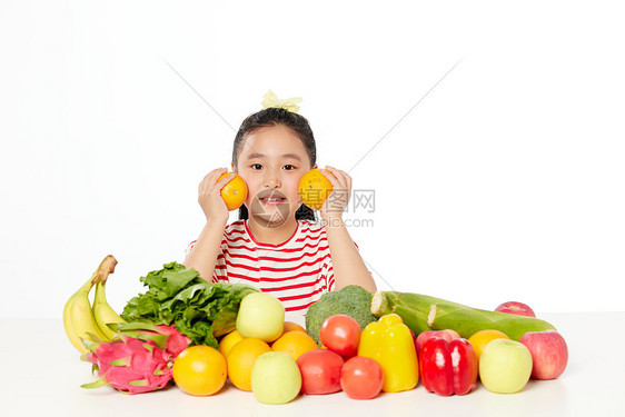 小女孩拿着水果展示图片