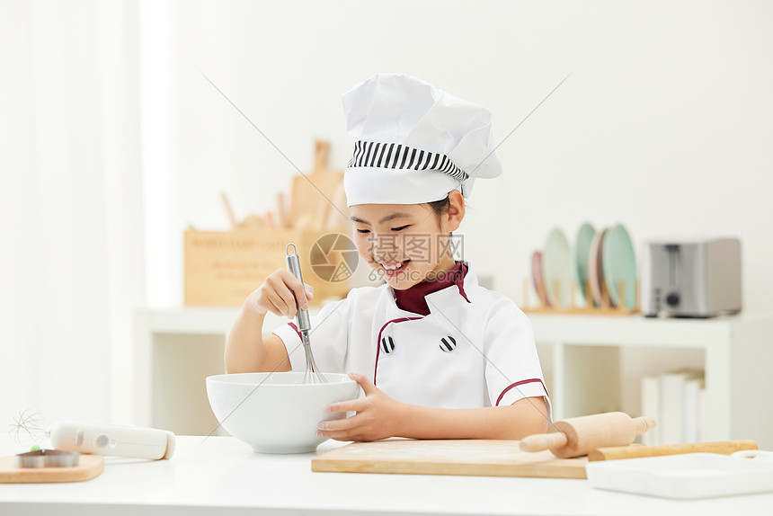 小小厨师下厨烹饪图片