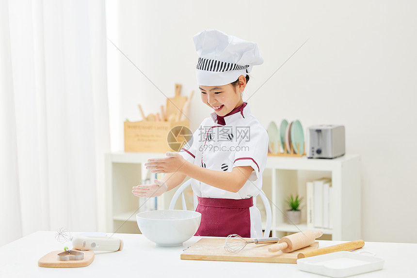 居家烹饪的小小厨师图片