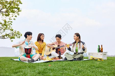 青年人户外野餐唱歌弹琴图片