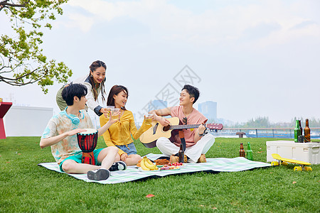 野餐朋友们年轻人户外聚会演奏音乐背景