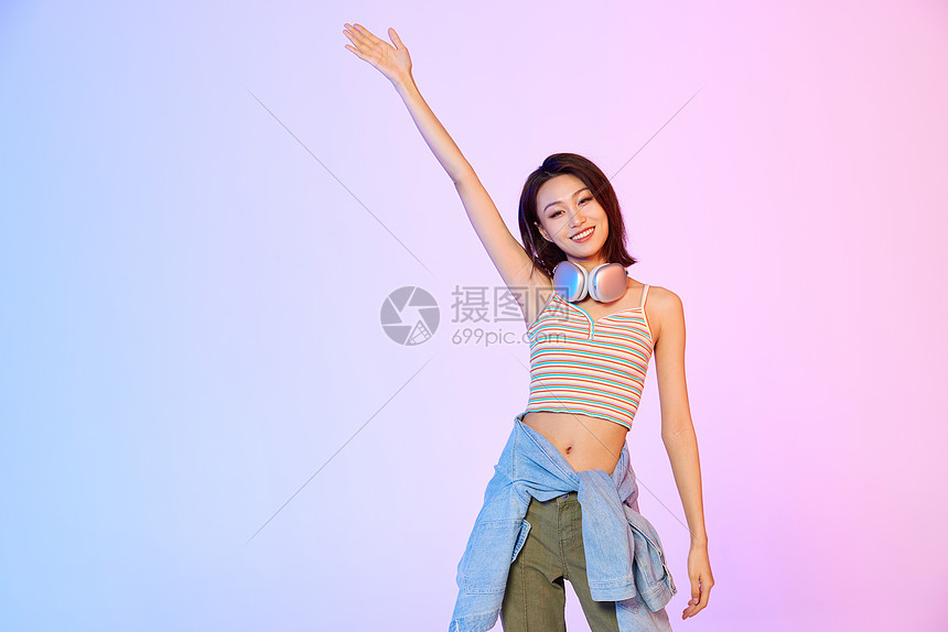 甜美潮流美女打招呼图片