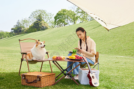 爱上阅读公园里露营看书的女性和爱宠背景