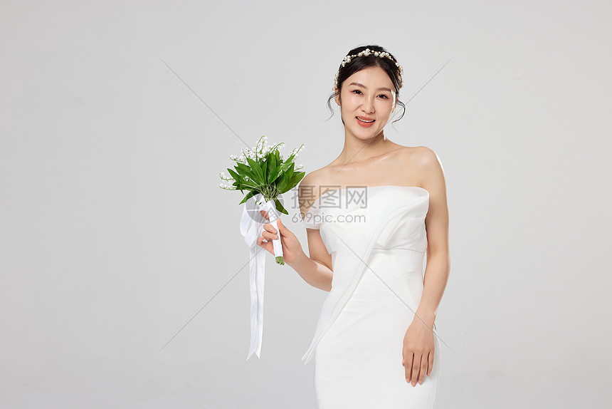 手拿捧花的新娘图片