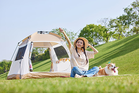 青年女性带爱宠户外露营野餐图片