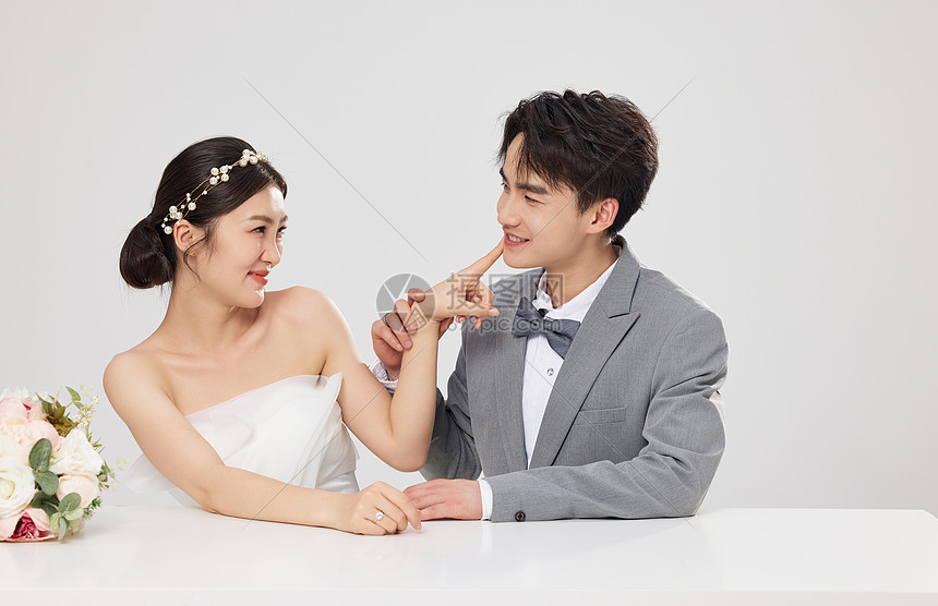 新婚夫妻甜蜜互动图片