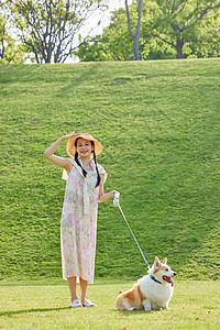 宠物狗与青年女性阳光形象图片
