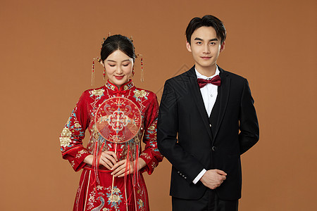 中式婚礼夫妻甜蜜合照背景图片