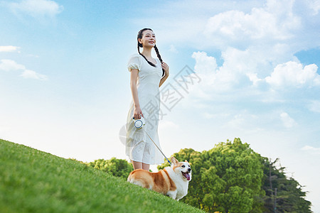 青年女性户外遛狗图片