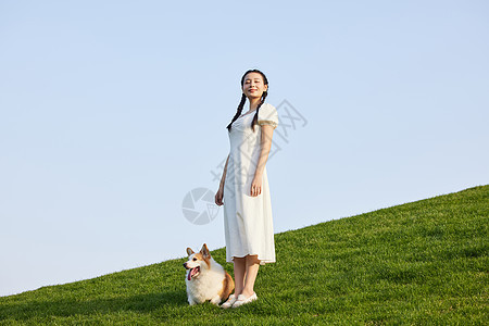 青年女性户外遛狗图片