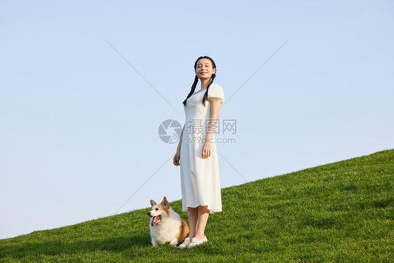 青年女性户外遛狗图片