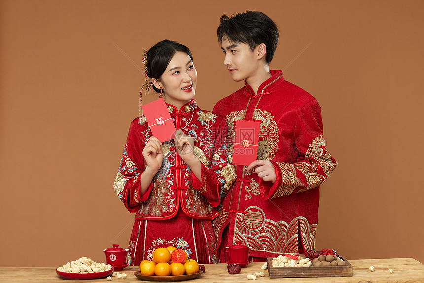 中式婚礼新郎新娘手拿红包图片