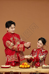 短发美女桂纶镁传统中式新婚夫妻结婚形象背景