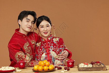 年轻夫妻中式结婚形象图片