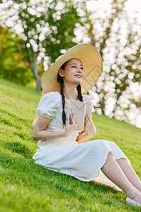 草坪上看书的文艺女性图片