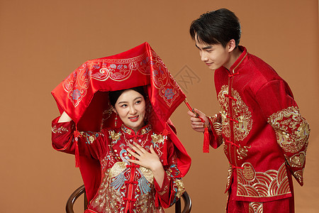 中式传统婚礼掀开红盖头图片